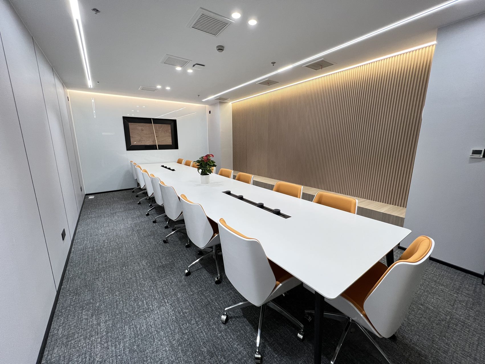 龙之梦雅士大厦240平精装修带家具办公室